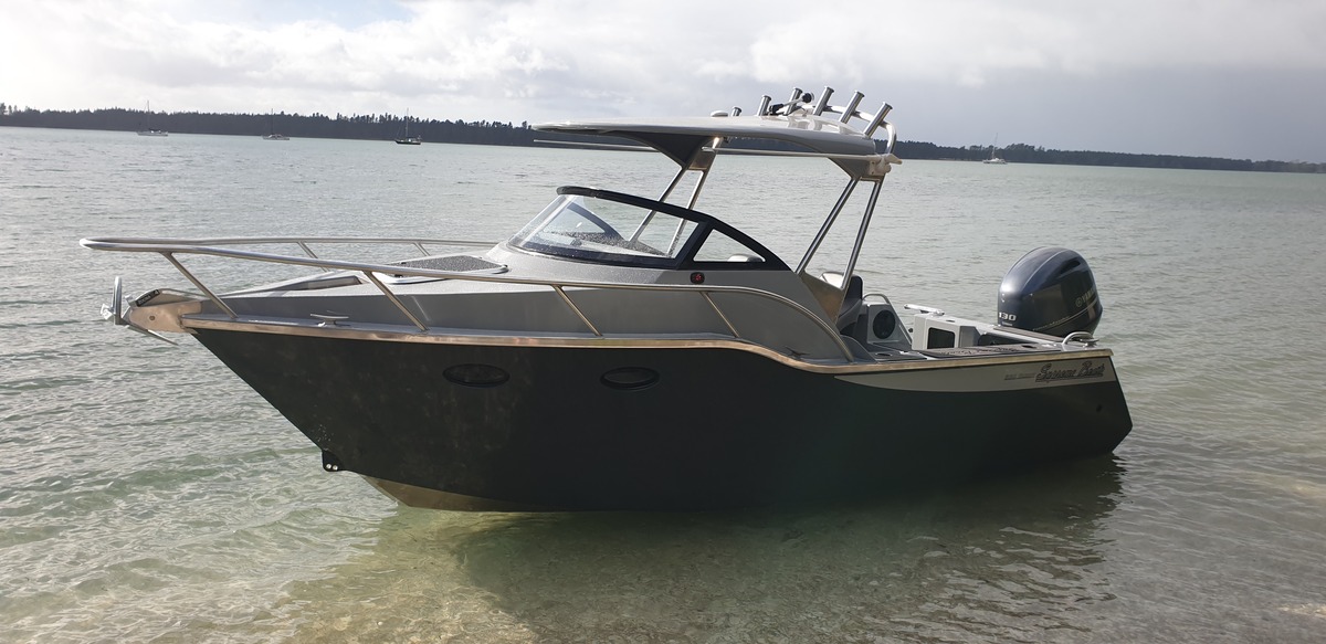 Supreme 560 Cuddy Cabin